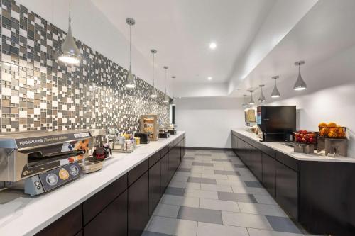 a kitchen with aasteryasteryasteryasteryasteryasteryasteryasteryasteryasteryasteryastery at Best Western Inn & Suites - Midway Airport in Burbank