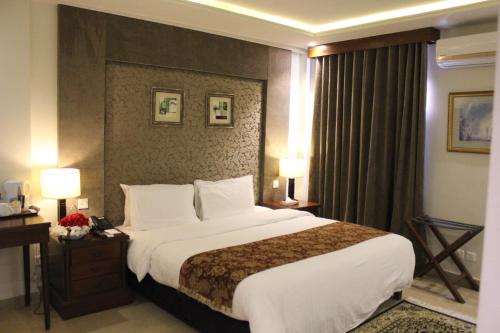 เตียงในห้องที่ Hotel One Super, Islamabad