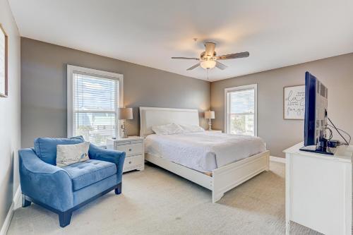カロライナビーチにあるWriters Cove by Carolina Beach Realtyのベッドルーム1室(ベッド1台、青い椅子付)