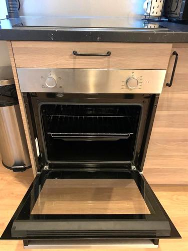 un four noir dans une cuisine avec un comptoir dans l'établissement Le Charles III : Élégance et Sérénité, à Nancy