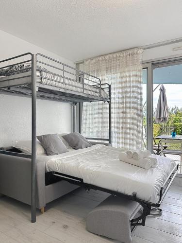 - une chambre avec des lits superposés et des serviettes dans l'établissement Apartement Cabine - Bord de Mer, à La Grande Motte