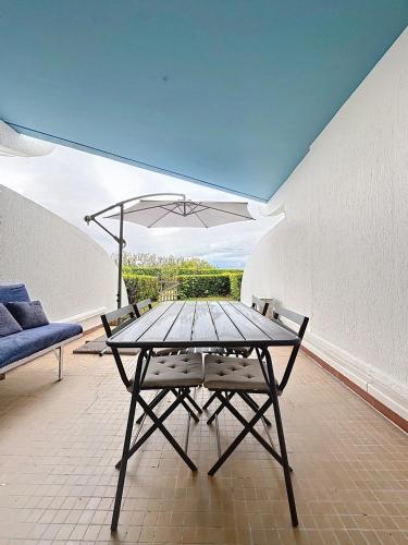 - une table et deux chaises dans une pièce avec vue dans l'établissement Apartement Cabine - Bord de Mer, à La Grande Motte