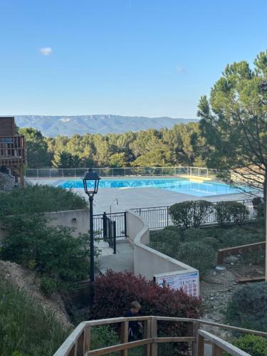 une vue d'une piscine depuis une colline dans l'établissement Magnifique appartement lumineux avec piscine, à Mallemort