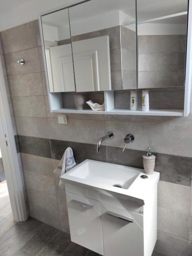 Bilik mandi di Emily's Guest House