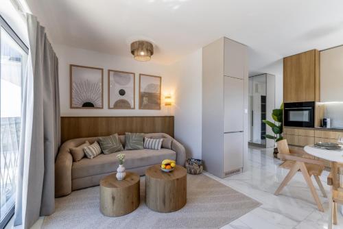 a living room with a couch and a table at Cocco e Limone in Sutivan