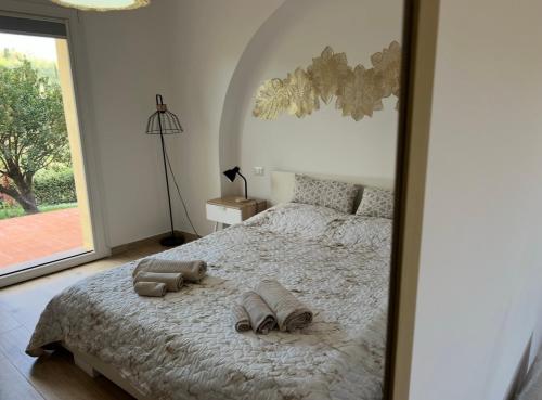 サン・ミニアートにあるNew apartment immersed in nature with poolのベッドルーム1室(スリッパ2枚付)