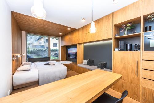 Studio Čertovka Ski & Bike & Chill Harrachov, předzahrádka s grilem, parking, komora na kola a lyže, Wi-Fi, Netflix, 65"TV