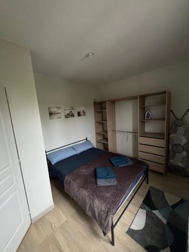 une chambre avec un grand lit dans une pièce dans l'établissement Maison de ville Saumur, à Saumur