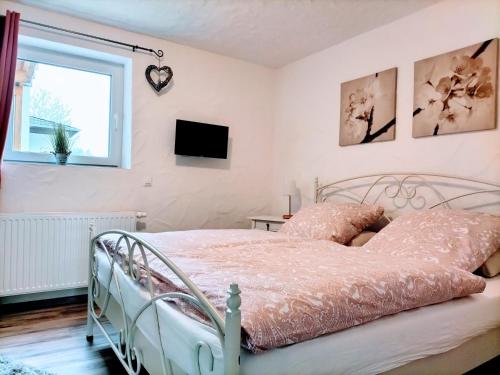 ein Schlafzimmer mit einem Bett und einem Fenster in der Unterkunft Ferienwohnung Schneider in Münk