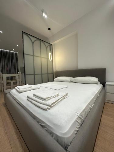 Rúm í herbergi á Central Apartment