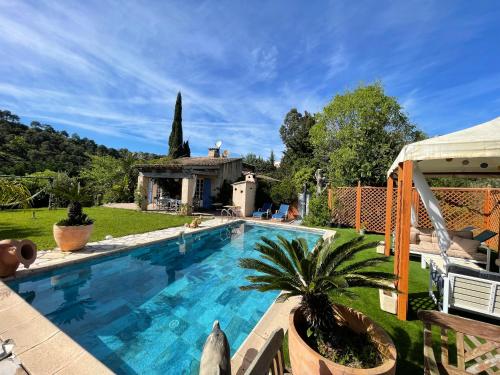 une piscine dans une cour avec une maison dans l'établissement Évasion Provençale, Plage à 1km Les Issambres, aux Issambres