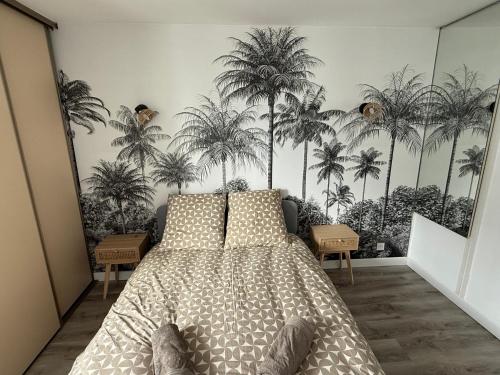 - une chambre avec un lit recouvert de palmiers dans l'établissement Le Duplex-5p-2 rooms- Free parking, à Grenoble