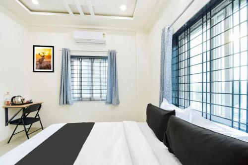 Postel nebo postele na pokoji v ubytování Super Townhouse Kokapet Formerly Aarian Tej Nilayam