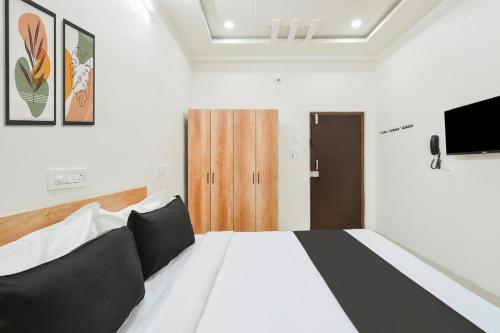 Postel nebo postele na pokoji v ubytování Super Townhouse Kokapet Formerly Aarian Tej Nilayam