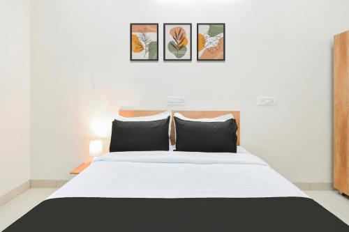 Postel nebo postele na pokoji v ubytování Super Townhouse Kokapet Formerly Aarian Tej Nilayam