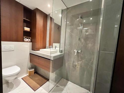 une salle de bain avec une douche, des toilettes et un lavabo dans l'établissement Luxury studio, à Bois-Colombes