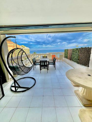 - un balcon avec vue sur une table et des chaises dans l'établissement Sisley 068 - F2 et magnifique vue mer, à Cannes