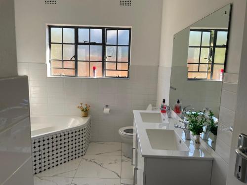 Ένα μπάνιο στο Leafy home in the heart of Linden with Pool