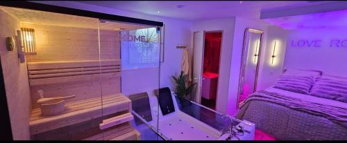 Cette chambre comprend un lit et une douche à l'italienne. dans l'établissement LoveRoom by LimousineLyonnaise, à Rive-de-Gier