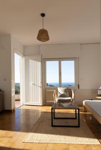 a living room with a couch and a table at Mar Beach House in Bareyo