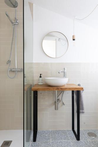 a bathroom with a sink and a mirror at Mar Beach House in Bareyo
