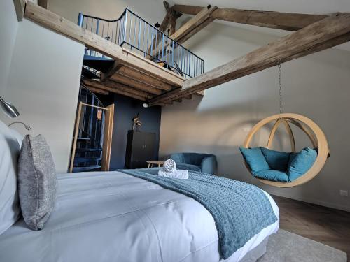 une chambre avec un grand lit blanc avec des oreillers bleus dans l'établissement Domaine Saint Loup - Chambres d'hôtes, à Saint-Loup-Géanges