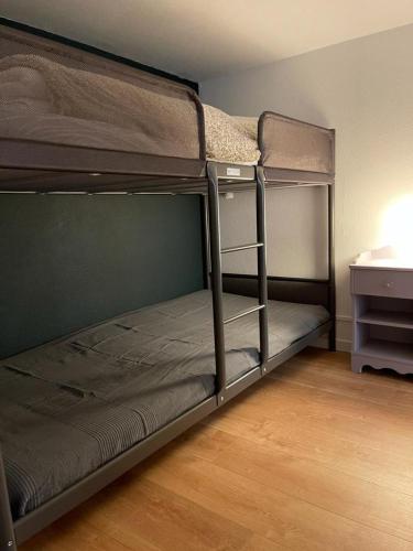 deux lits superposés dans une chambre avec un bureau dans l'établissement Magnifique appartement avec mezzanine prés Thalasso, à Cabourg