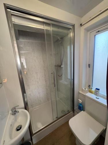 a bathroom with a shower and a toilet and a sink at Royal Mile Escape-Free Parking in Edinburgh