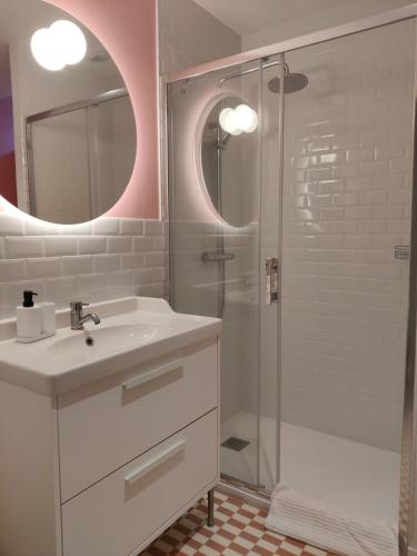 une salle de bain avec un lavabo et une douche dans l'établissement Large new studio, charming and quiet, historical center, à Chinon
