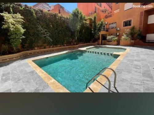 una piscina en medio de un patio en appartement center de Guéliz avec piscine, en Marrakech