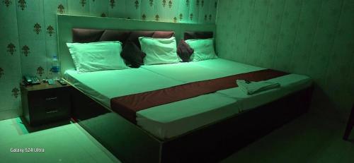 En eller flere senger på et rom på New Hotel subhadra