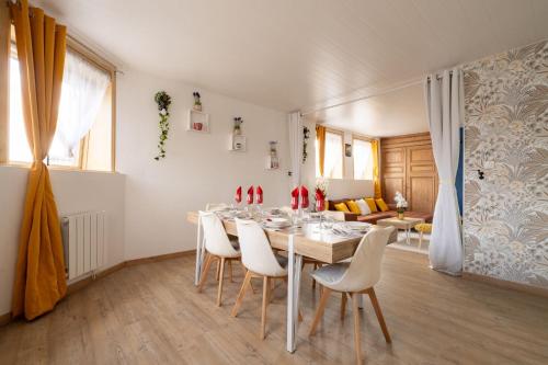 une salle à manger avec une table et des chaises blanches dans l'établissement Appartement 3 chambres centre ville Calais Michelle, à Calais