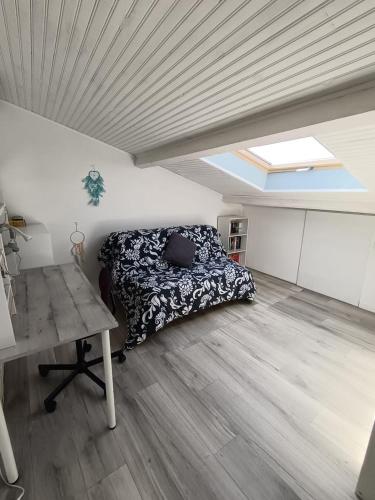 une chambre avec un lit et une table dans une pièce dans l'établissement Apparement Duplex avec jacuzzi, à Saint-Georges-dʼOrques