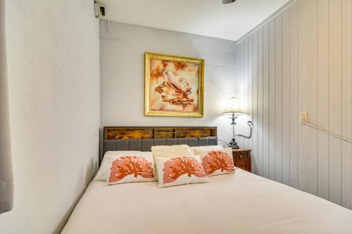 クリアウォーターにある1 Mi to Downtown Clearwater Apt with Private Patio!の白いベッドと枕が2つある寝室