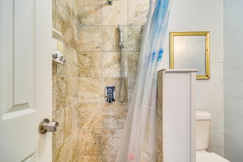 クリアウォーターにある1 Mi to Downtown Clearwater Apt with Private Patio!のバスルーム(シャワー、トイレ付)