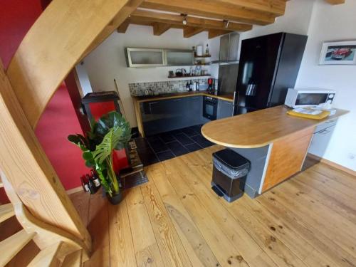 - une vue de tête sur une cuisine avec un comptoir dans l'établissement ARDECHE SUD Belle Maison Vue Superbe, à Sainte-Marguerite-Lafigère