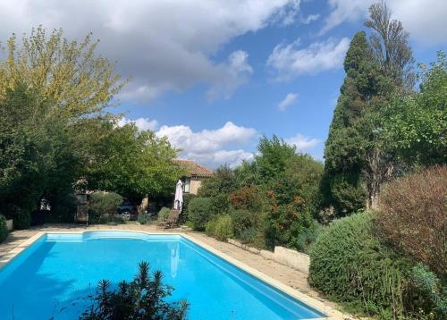 une piscine dans un jardin arboré dans l'établissement Le Moulin à Eau, cœur Occitanie, à Laurabuc