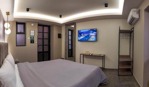 a bedroom with a bed and a tv on the wall at Hotel Capitalino in Pachuca de Soto