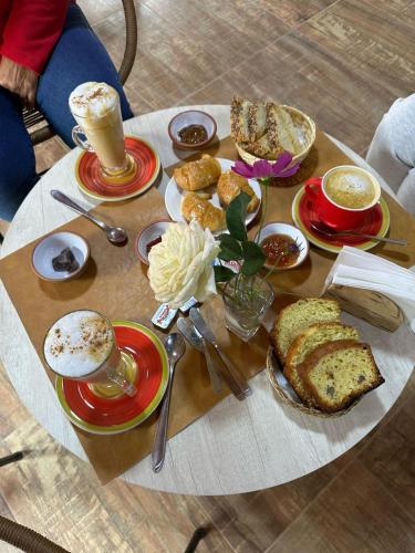 un tavolo ricoperto di piatti di cibo e tazze di caffè di Posada Tierra Adentro 2 a Purmamarca