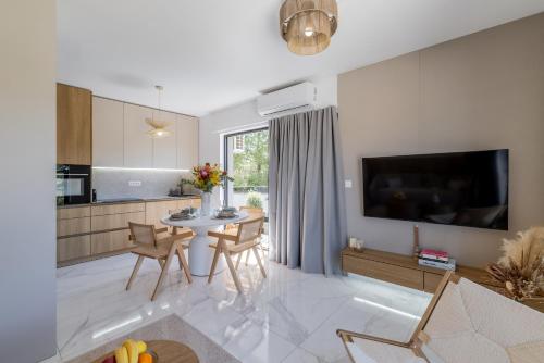a kitchen and living room with a table and chairs at Cocco e Limone in Sutivan