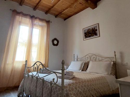 a bedroom with a bed and a window at La Casa nel Vicolo in Colle Val D'Elsa