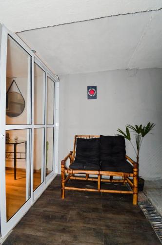 a bench sitting in a living room with at Casa com Garagem in Guarulhos