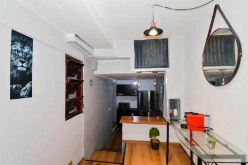 a hallway with a glass counter and a mirror at Casa com Garagem in Guarulhos