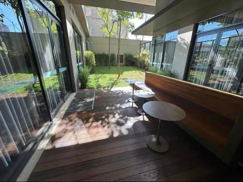 a porch of a building with a table and a bench at Estúdio de Luxo Essenza in São Paulo