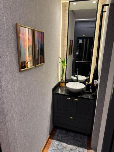 a bathroom with a sink and a mirror at Estúdio de Luxo Essenza in São Paulo