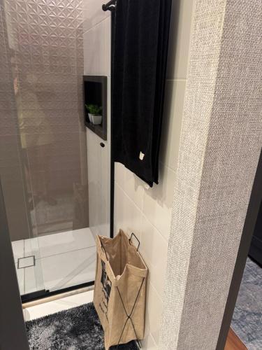 a bathroom with a shower and a bag on the floor at Estúdio de Luxo Essenza in São Paulo