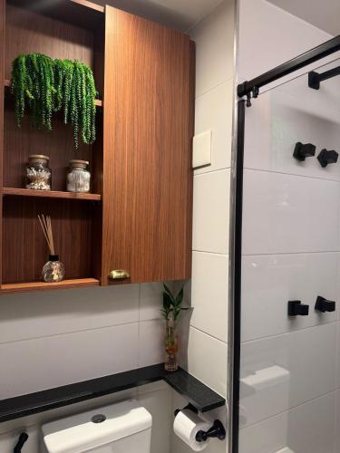 a bathroom with a shower and a toilet in it at Estúdio de Luxo Essenza in São Paulo