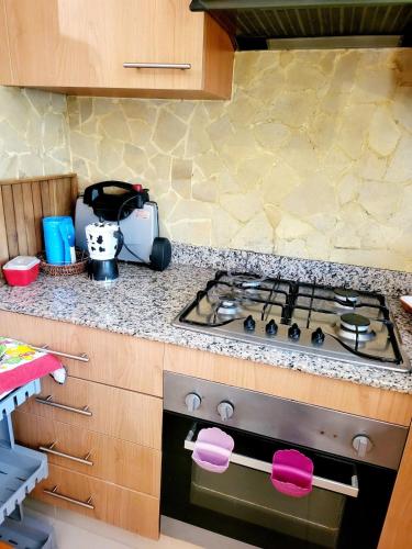 a kitchen with a stove and a counter top at Duplex Reposant avec piscine au Andalines Golf Royal Fès in Dar Ito Lahssene