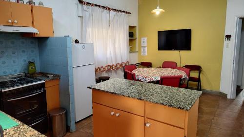 eine Küche mit einer Arbeitsplatte und eine Küche mit einem Tisch in der Unterkunft Amplia casa cerca del centro de la ciudad in Cordoba