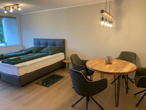 Postel nebo postele na pokoji v ubytování Apartment Bodenseepanorama mit wunderschönem Alpenpanorama und Indoor-Pool